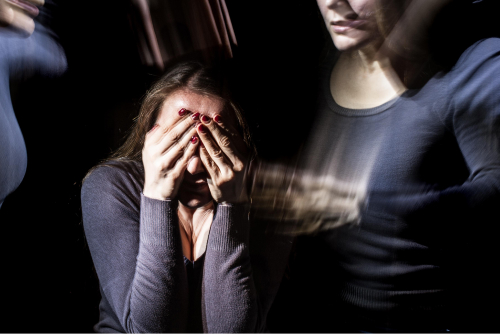 Девушка закрыла глаза